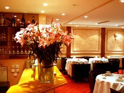 Hotel Chateaubriand Paris 4*,